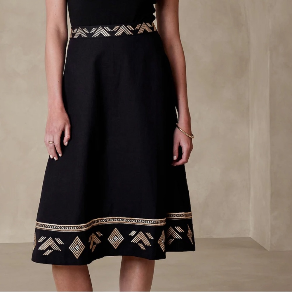 Banana Republic—>Linen-Blend Embroidered Midi Scirt
